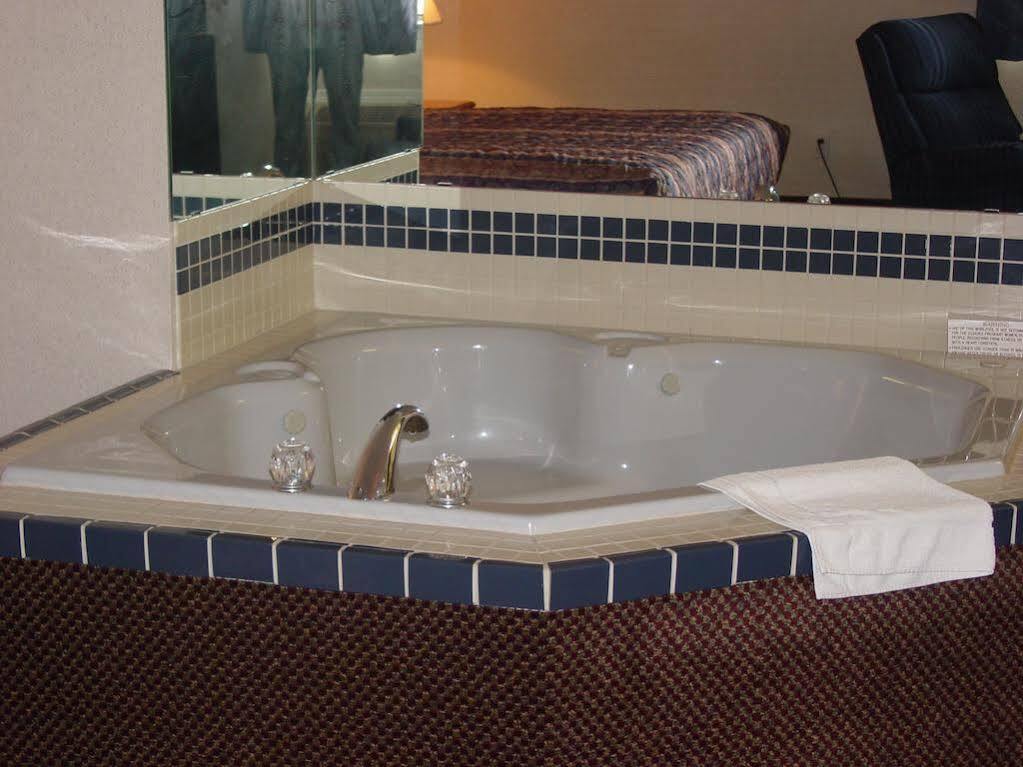 Lomira Inn And Suites Zewnętrze zdjęcie