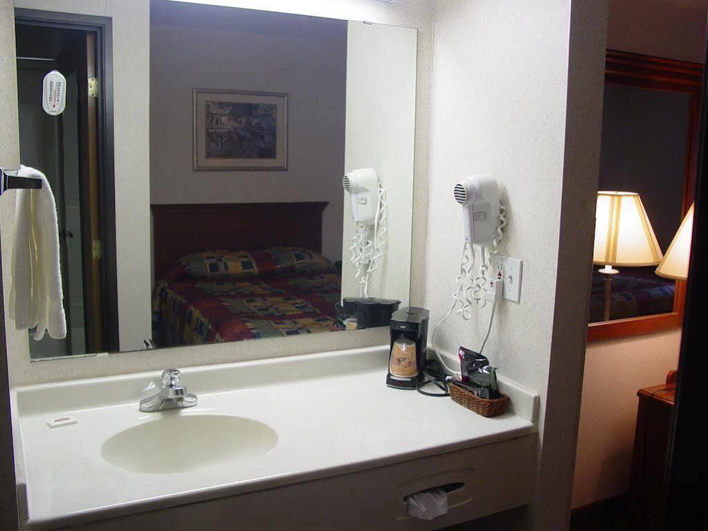 Lomira Inn And Suites Zewnętrze zdjęcie